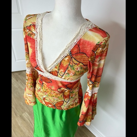 V-neck blouse defining femininity w/its flowery print, lace & flowing sleeves - Picture 8 of 16